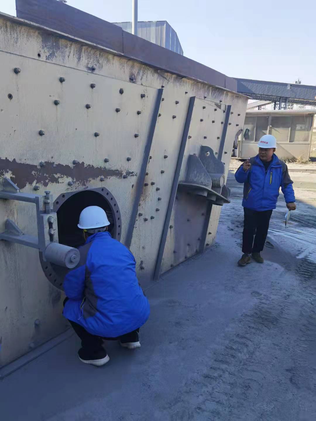 现场为客户解决重型给料机和振动筛分机在生产中的困扰